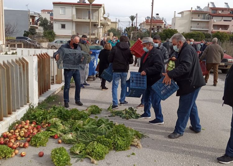 Δυτ. Ελλάδα: Κινητοποίηση λαϊκών αγορών Πάτρας- Πέταξαν τα προϊόντα τους έξω από την Περιφέρεια Δυτικής Ελλάδας