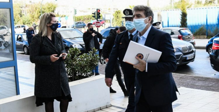 Ο Μιχ. Χρυσοχοΐδης εκτάκτως στην Πάτρα – “Μπορεί να οδηγηθούμε στη λήψη πολύ αυστηρών μέτρων”