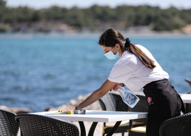 Το χρονοδιάγραμμα των εμβολιασμών: Στα τέλη Μαΐου προτεραιότητα στους εργαζόμενους σε τουρισμό, εστίαση, εκπαιδευτικούς