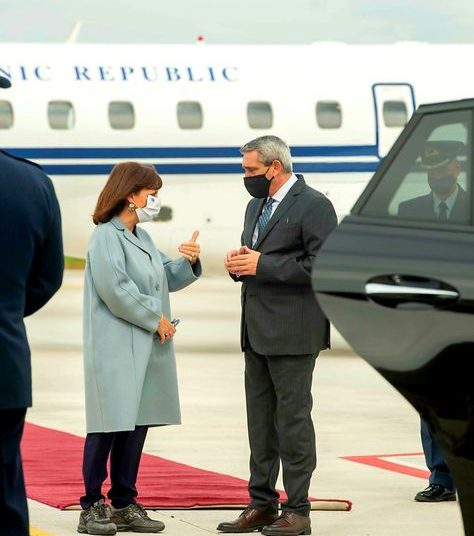 H Κατερίνα Σακελλαροπούλου στη Ρόδο, με παπούτσια Hogan -Τα σχόλια και η (άδικη) κριτική [εικόνες]