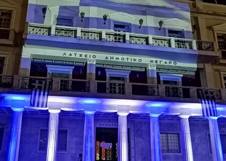 Δήμος Πύργου: Στα χρώματα της γαλανόλευκης το Δημαρχείο τιμώντας την 200η επέτειο της Επαναστάσεως του 1821