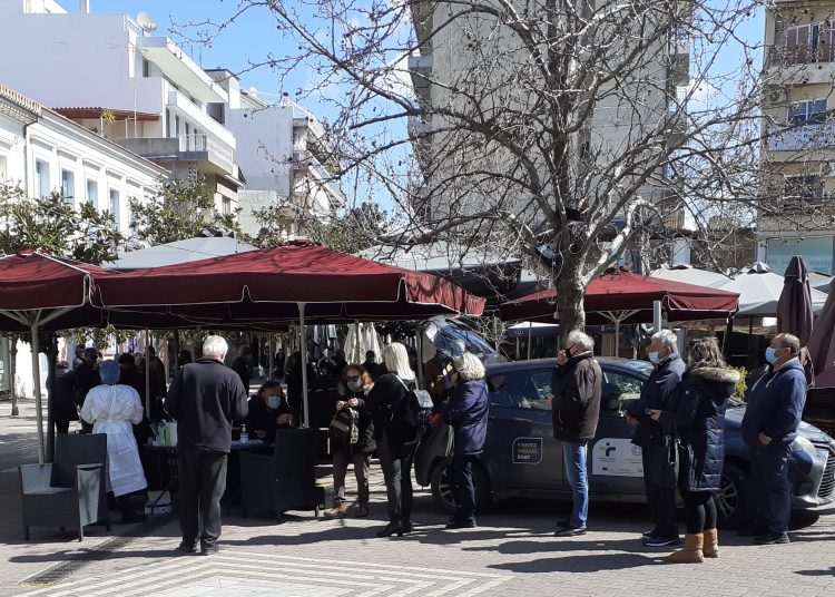 ΠΥΡΓΟΣ: Μεγάλη προσέλευση για Rapid Test στην πλ. Δικαστηρίων. Και θετικά