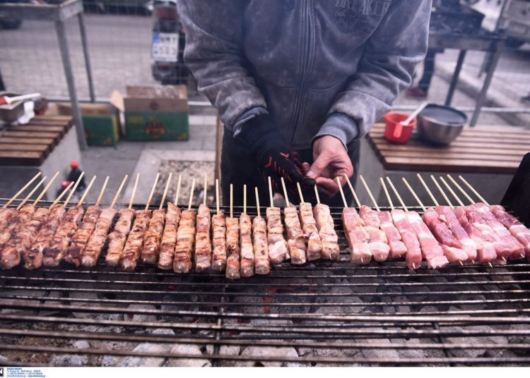 Τσικνοπέμπτη με μπλόκο στις επισκέψεις στα σπίτια