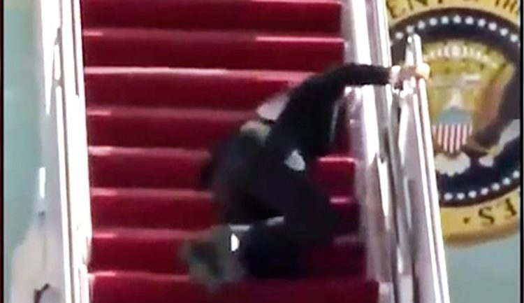 Η λύση στα …παραπατήματα του Μπάιντεν