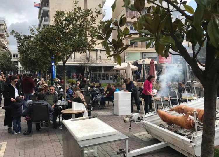 Ήταν όμορφη η πόλη μας: Κάποτε, προ κορωνοιού, τσίκνιζαν στον Πύργο…