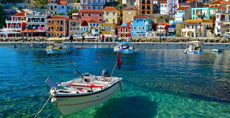 The Sun: Βρετανοί με πιστοποιητικά εμβολιασμού θα προσπερνούν την ουρά στα ελληνικά αεροδρόμια