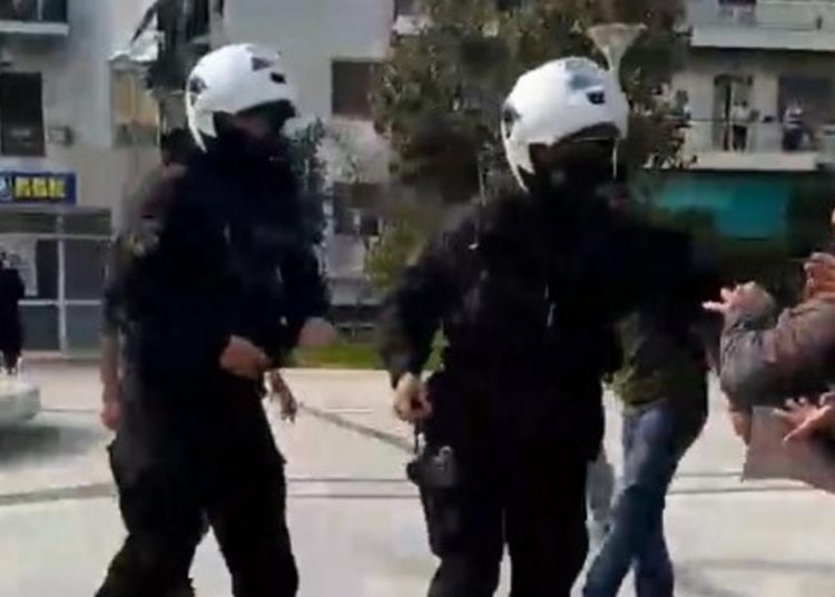 NEA ΣΜΥΡΝΗ: Απαράδεκτες εικόνες που δυσφημούν την αστυνομία. Δεν υπάρχει δικαιολογία.