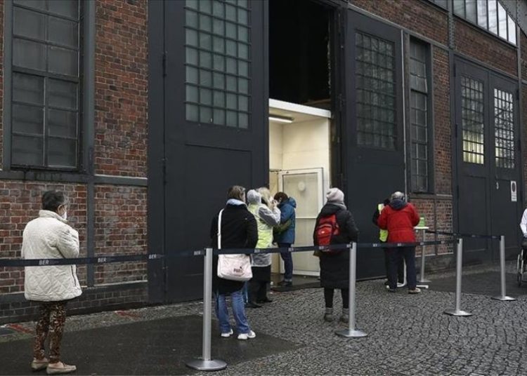 AstraZeneca: Η Γερμανία αναστέλλει τους εμβολιασμούς σε γυναίκες κάτω των 60 ετών μετά από εννέα θανάτους και 31 περιστατικά θρομβώσεων