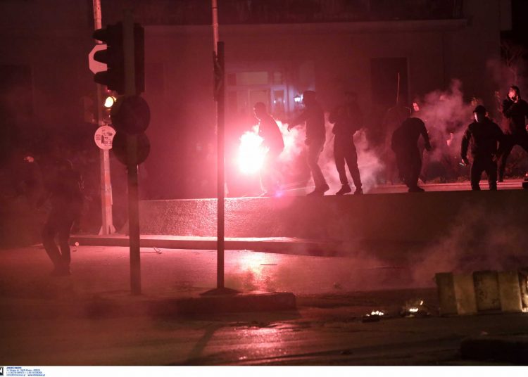 Πόλεμος ανακοινώσεων για το «κατηγορώ» Μητσοτάκη χωρίς λέξη για την αστυνομική βία