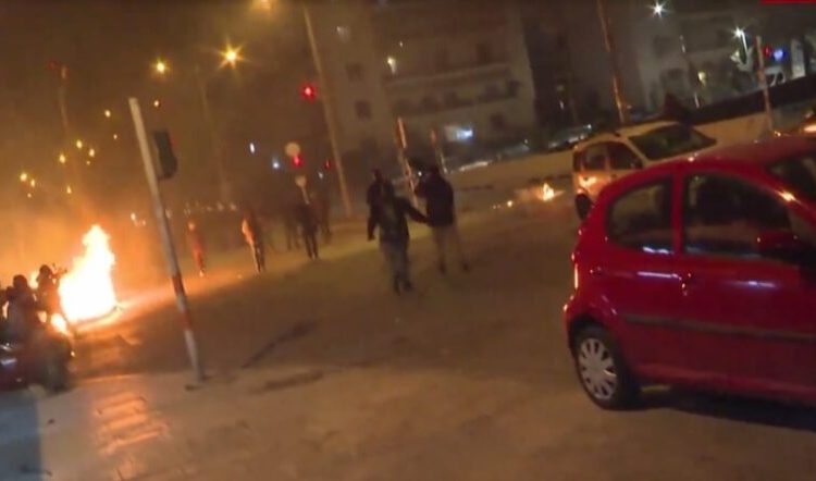 «Πόλεμος» στη Νέα Σμύρνη: Επεισόδια & μολότοφ στην πορεία – Ποιος είναι ο Αστυνομικός που χτυπήθηκε (φωτο+βίντεο)