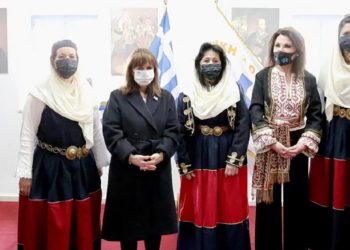 Γιάννα Αγγελοπούλου: Στη Μάνη για τα 200 χρόνια από την Επανάσταση -Με παραδοσιακό γιλέκο, ζώνη και τσαντάκι εμπνευσμένο από το τσαρούχι