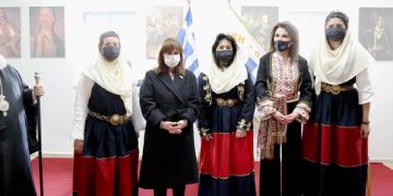 Γιάννα Αγγελοπούλου: Στη Μάνη για τα 200 χρόνια από την Επανάσταση -Με παραδοσιακό γιλέκο, ζώνη και τσαντάκι εμπνευσμένο από το τσαρούχι