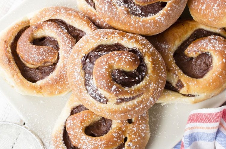 Συνταγή για απαιχτα στριφτάρια με σοκολάτα από ζύμη πίτσας -Το «τρελό» τρικ με το βραστό νερό