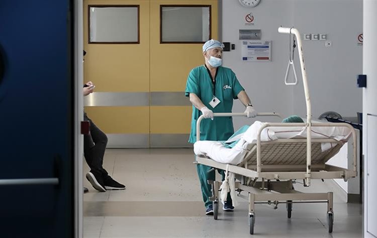 Πέθανε και ο παππούς της νύφης μετά τον γάμο που αποτέλεσε εστία μετάδοσης