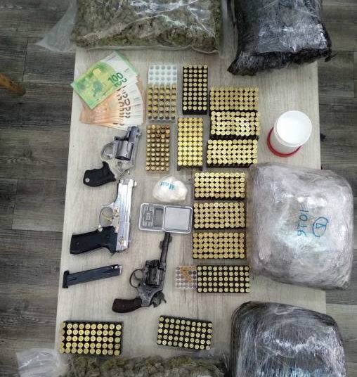 Πάτρα: Μπλόκο της Δίωξης, σε μεγάλη παρτίδα ναρκωτικών – Βρέθηκαν όπλα και σφαίρες