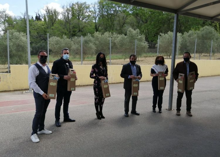 Ο Δήμος Πύργου και το ΚΔΠΑμεΑ «Ηλίανθος» δώρισαν πασχαλινές λαμπάδες σε όλα τα παιδιά των Ειδικών σχολείων