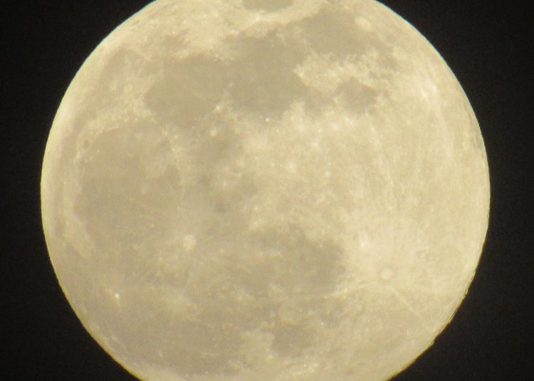 Ροζ πανσέληνος: Φωτογραφίες από την Ηλεία