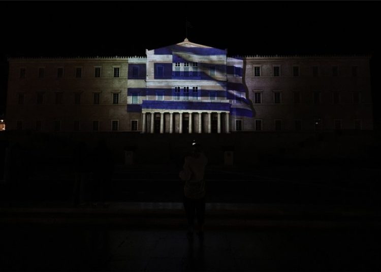 Εντυπωσιακή φωταγώγηση της Βουλής για τα 200 χρόνια από την Επανάσταση του ’21