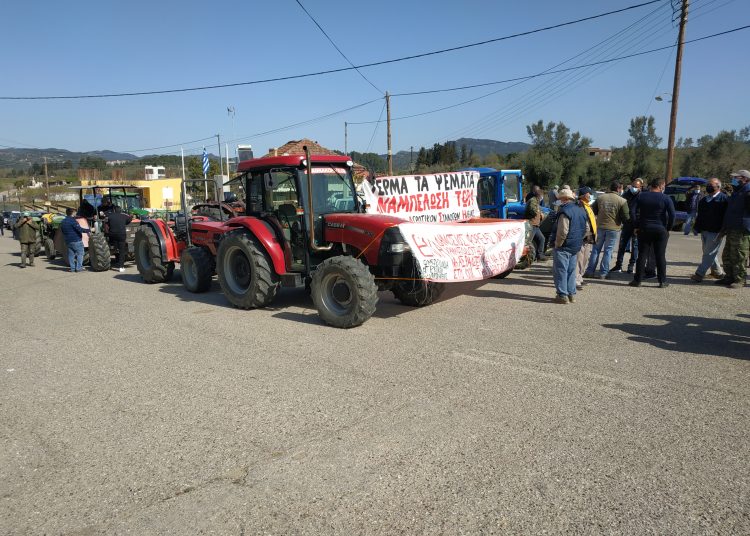 Μαχητική συγκέντρωση αγροτών της Ωλένης για τις ζημιές στις καλλιέργειές τους