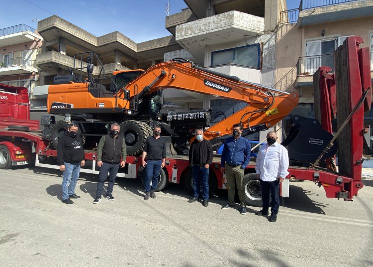 Δήμος Ανδραβίδας-Κυλλήνης: Παρέλαβε υπερσύγχρονο πολυμηχάνημα έργου-εκσκαφέα