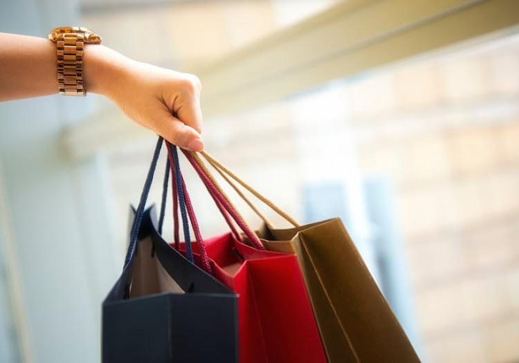 Σήμερα συνεδριάζουν οι λοιμωξιολόγοι: Τι θα γίνει με λιανεμπόριο σε Αχαία , Θεσσαλονίκη, Κοζάνη