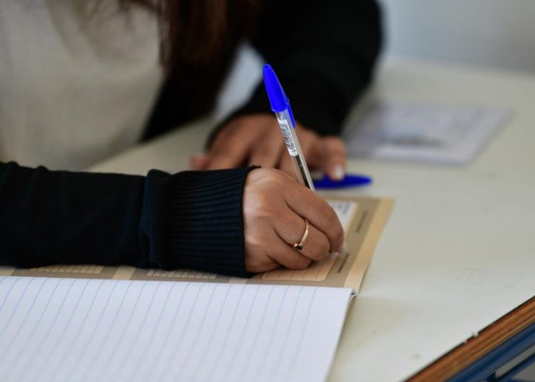 Κεραμέως για Πανελλήνιες 2021: Τι θα γίνει αν ένας μαθητής νοσήσει εν μέσω εξετάσεων