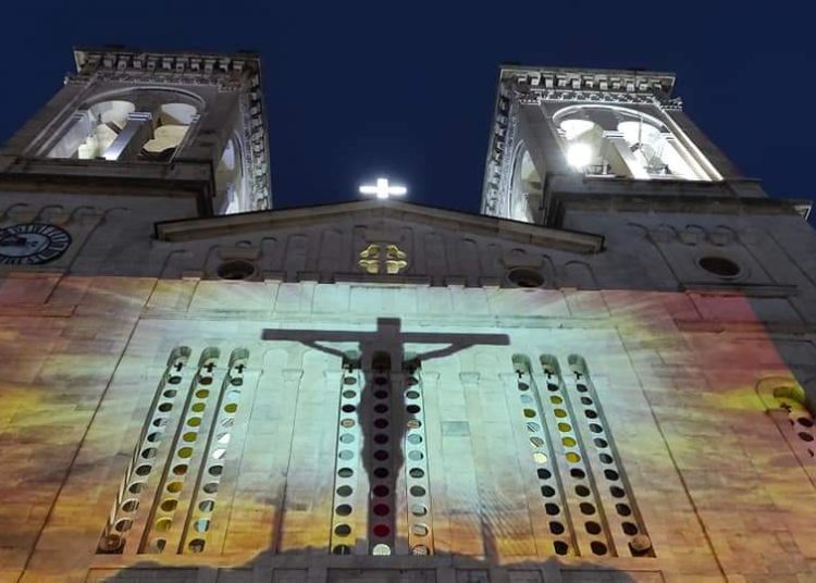 Τρίπολη: Εντυπωσιακό θέαμα-Τα Άγια Πάθη του Χριστού στην πρόσοψη του Μητροπολιτικού Ναού