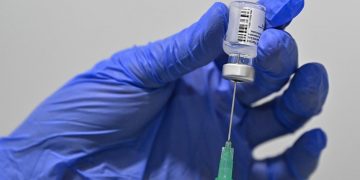 Κικίλιας: «Υπολογίζουμε τον Ιούνιο να εμβολιάζουμε τους υγιείς σαραντάρηδες»