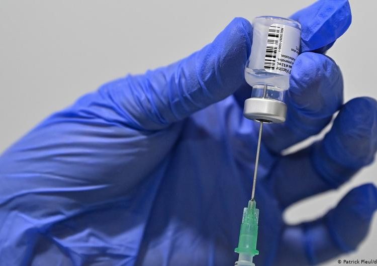 Κικίλιας: «Υπολογίζουμε τον Ιούνιο να εμβολιάζουμε τους υγιείς σαραντάρηδες»