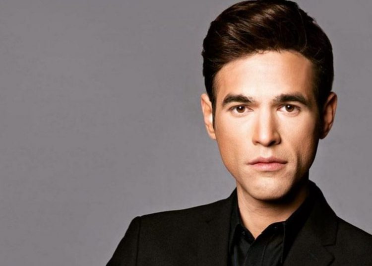 Μένιος Φουρθιώτης: Προσήχθη στη ΓΑΔΑ μαζί με άλλα εννιά άτομα – Έρευνα της ΕΛΑΣ στο σπίτι του