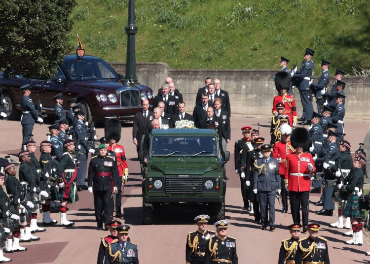 Πρίγκιπας Φίλιππος: Τα παιδιά, τα εγγόνια και η βασίλισσα Ελισάβετ είπαν το τελευταίο αντίο όπως του άρμοζε