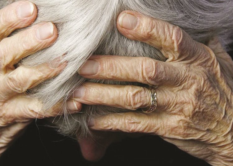 Ανήμπορη ηλικιωμένη με κορωνοϊό