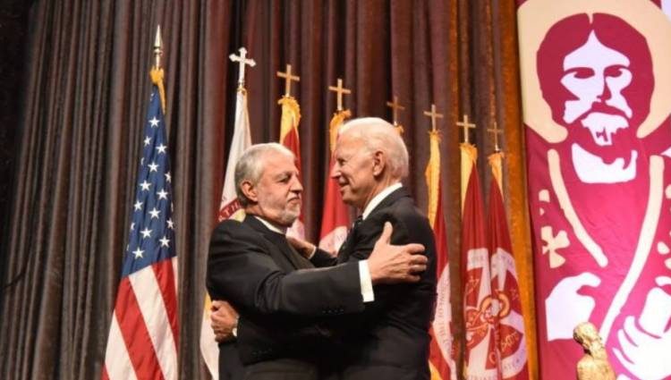 Ο κληρικός από την Ηλεία που θέλει δίπλα του ο Τζο Μπάιντεν