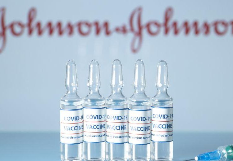 Στην Ελλάδα φθάνουν σήμερα οι πρώτες 33.600 δόσεις του εμβολίου της Johnson & Johnson