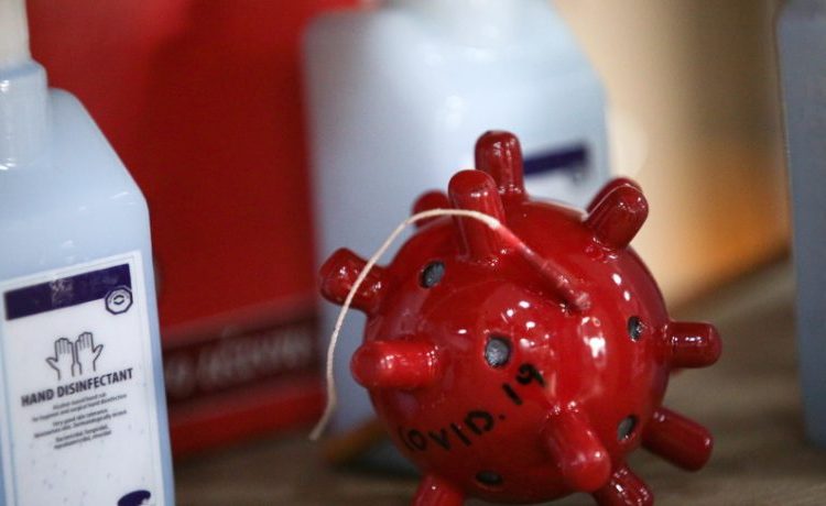 Το εμβόλιο της Pfizer… λαμπάδα και ο κορωνοϊός σοκολατένιο αυγό σε ζαχαροπλαστείο στην Αργολίδα!