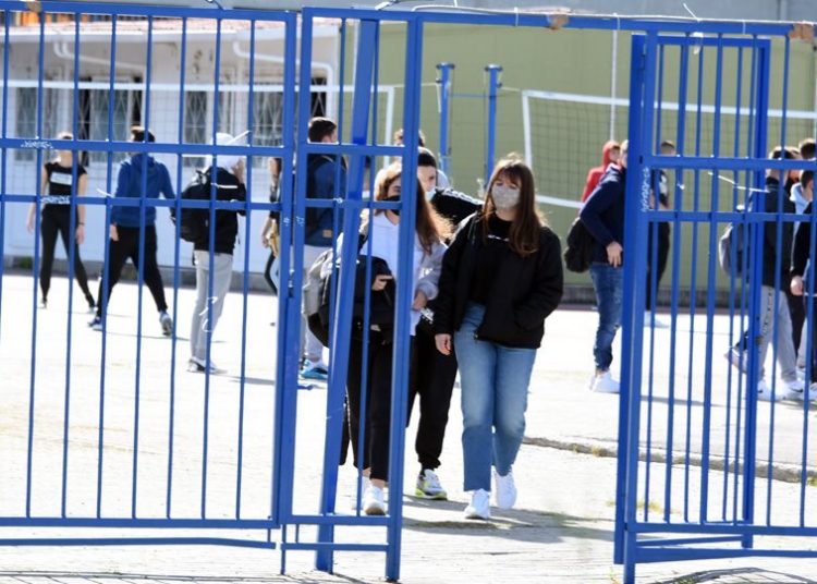 Ανοίγουν τα λύκεια τη Δευτέρα: 408 θετικοί μαθητές και εκπαιδευτικοί σε self test από το πρωί της Κυριακής