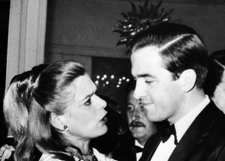 Σπάνιο κλικ: Η Μελίνα Μερκούρη και ο τέως βασιλιάς Κωνσταντίνος χορεύουν, μετά το show του Dior στην Αθήνα