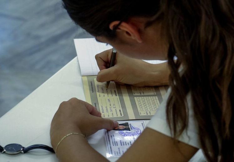 Κόβουν 16.000 εισακτέους σε σχολές