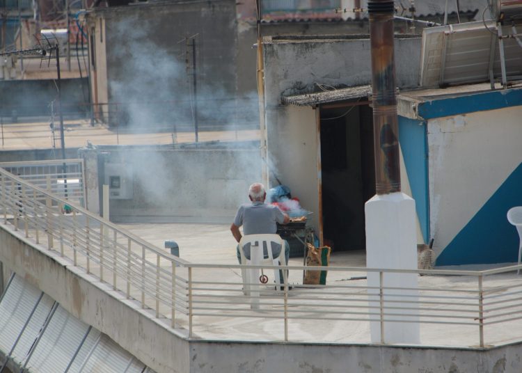 Πάσχα το πολύ στο εξοχικό: Μικρές ανάσες ελευθερίας και Ανάσταση στην βεράντα