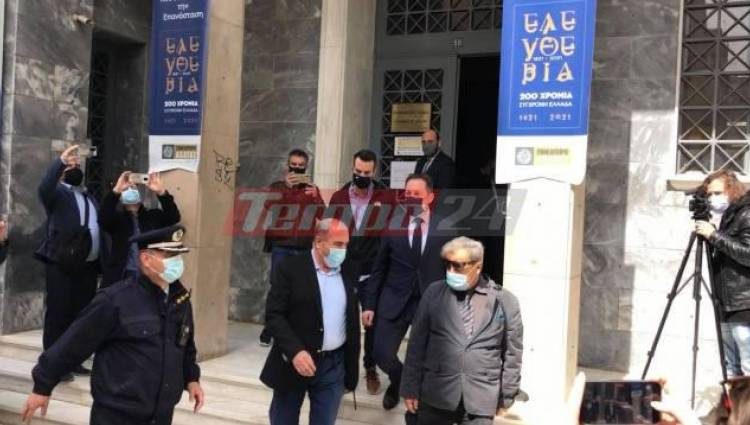 Πάτρα: Καφέδες και νερά πέταξαν στον Πέτσα