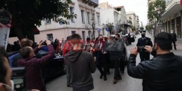 Με αποδοκιμασίες υποδέχτηκαν τον Πέτσα στη Πάτρα ο εμπορικός κόσμος