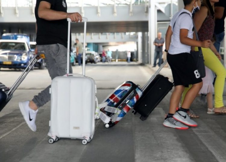 Βρετανοί τουρίστες για διακοπές από 17 Μαΐου – Σε ποια λίστα θα μπει η Ελλάδα