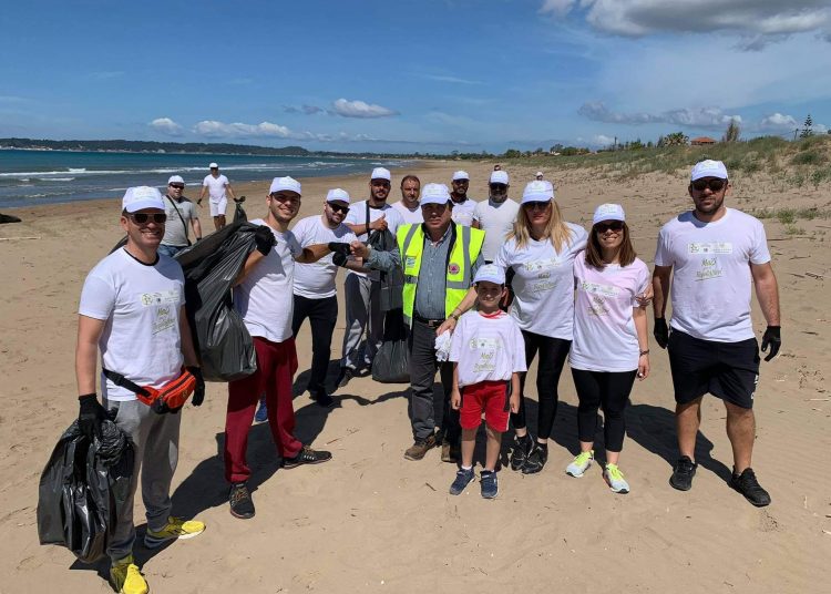 Εθελοντές & Δήμος Πύργου καθάρισαν την παραλία στο Κατάκολο