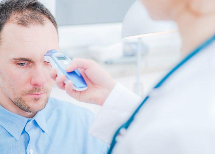 Κορωνοϊός: Με ποιο σύμπτωμα ξεκινάει συνήθως η Covid-19