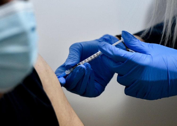 Από σήμερα και το εμβόλιο της Johnson&Johnson στη «μάχη» κατά του κορονοϊού