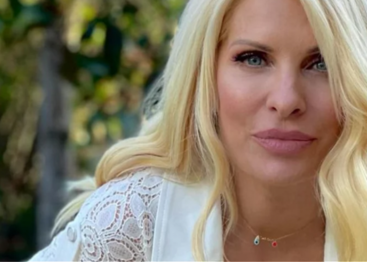 Ελένη Μενεγάκη: Ντυμένη στα λευκά ποζάρει στο νέο της γραφείο στο Mega