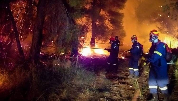 Πύρινη κόλαση στην Κορινθία – Κάηκαν σπίτια – Εκκενώθηκαν 6 χωριά