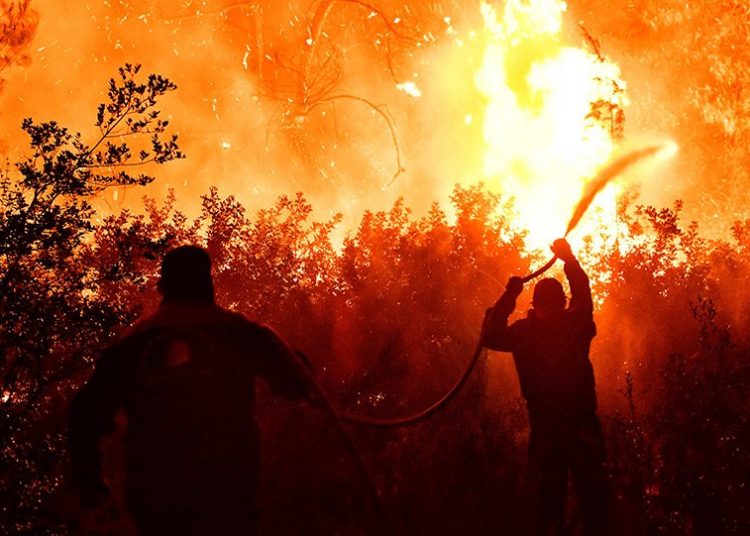 Φωτιά στο Σχίνο: Εκτός ελέγχου το μέτωπο στην περιοχή Κοκκιναρέα Μεγάρων – Απεγκλωβίστηκαν άτομα με αναπηρία