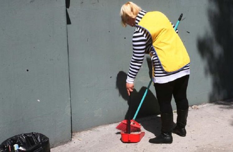 Ανανεώνονται οι συμβάσεις των σχολικών καθαριστριών (τροπολογία)