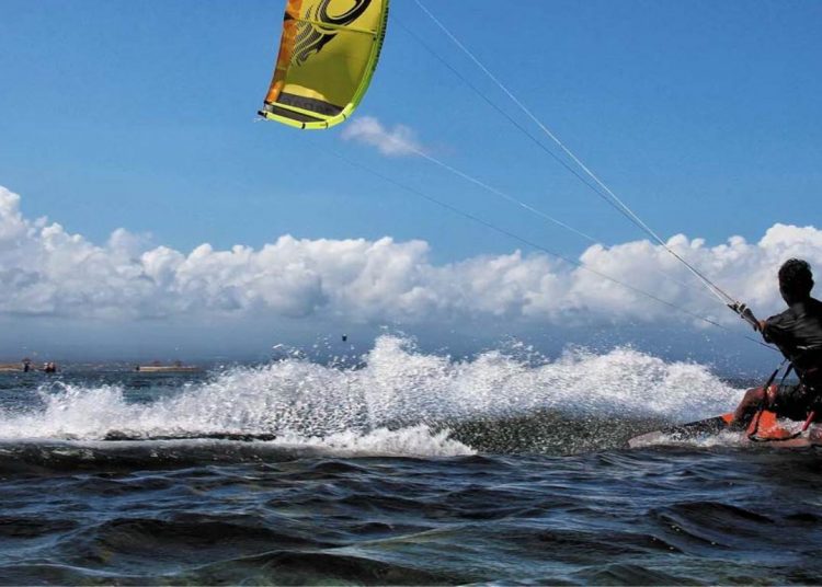 Μεσσηνία: Σοβαρό ατύχημα για χειριστή αετοσανίδας στην Πύλο